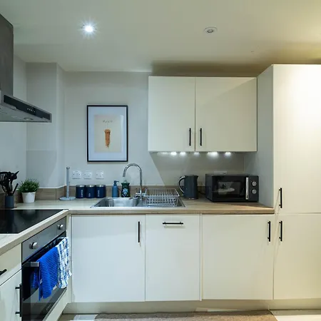 Charming Leeds Stay Sleeps 4 Long & Short Stays Free Wifi Apartment *
