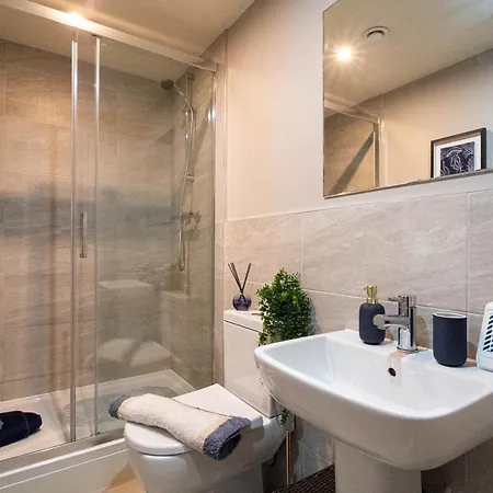 Charming Leeds Stay Sleeps 4 Long & Short Stays Free Wifi Apartment *