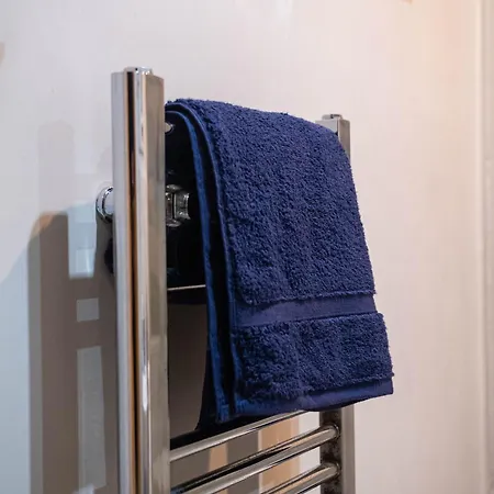 Charming Leeds Stay Sleeps 4 Long & Short Stays Free Wifi Leeds (West Yorkshire)